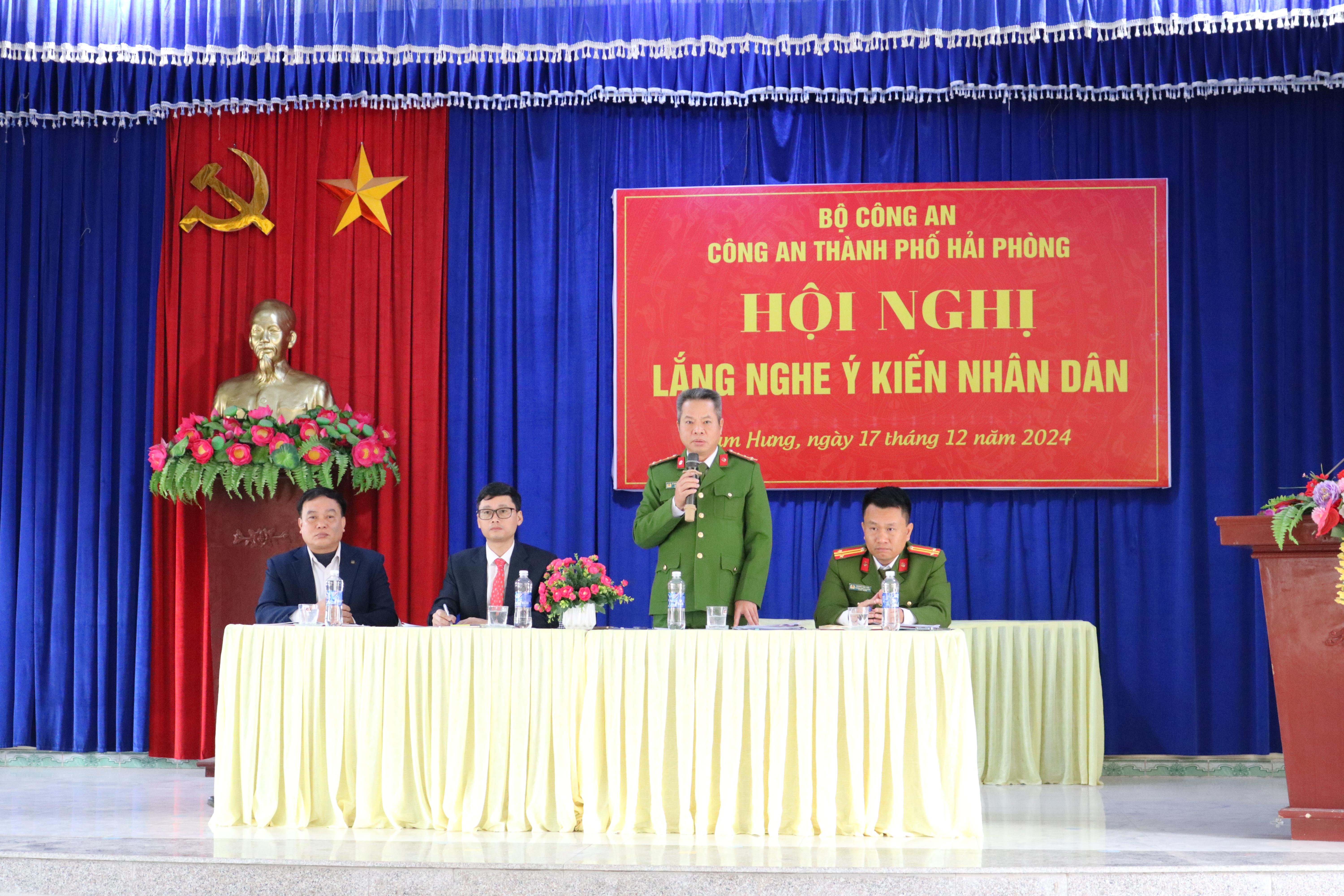 Đại tá Lê Nguyên Trường, Phó Giám đốc Công an thành phố lắng nghe ý kiến Nhân dân xã Nam Hưng, huyện Tiên Lãng